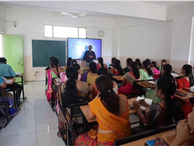 Smart Board Training by Mr Pradeep Kalshetty