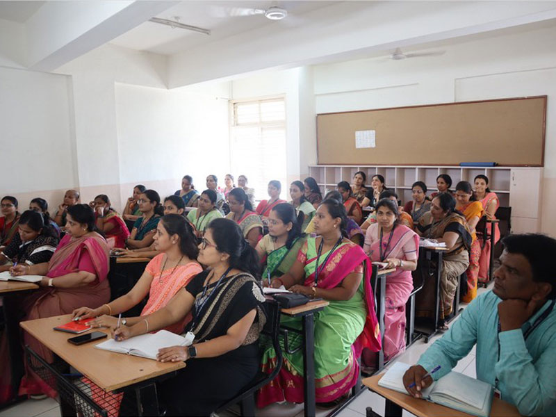 Smart Board Training by Mr Pradeep Kalshetty